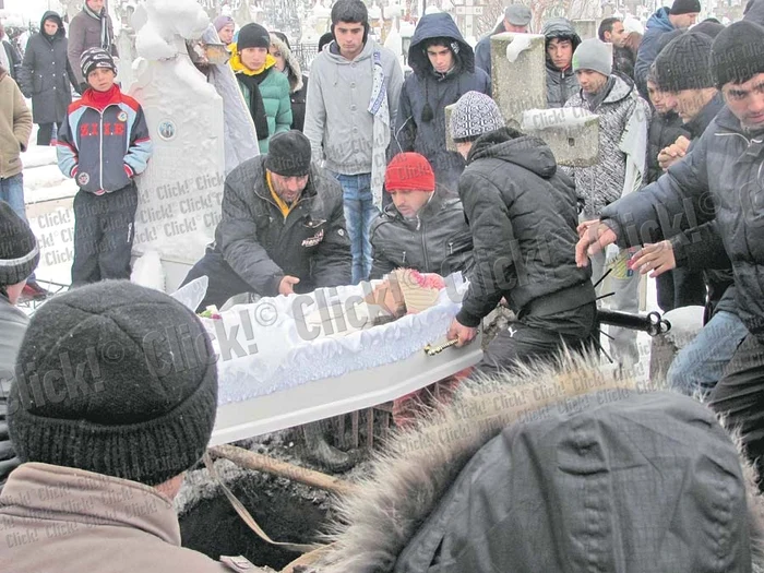 Ajunşi în momentul despărţirii, cei care au condus-o pe copilă pe ultimul drum au rămas împietriţi de durere