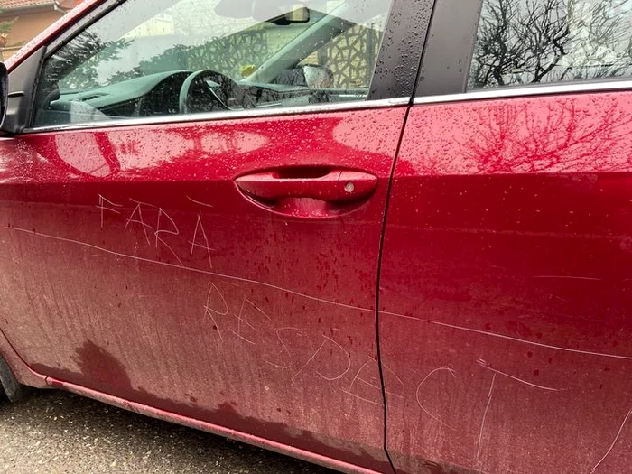 Mașina viceprimarului a fost vandalizată FOTO Facebook/Cosmin Tabără