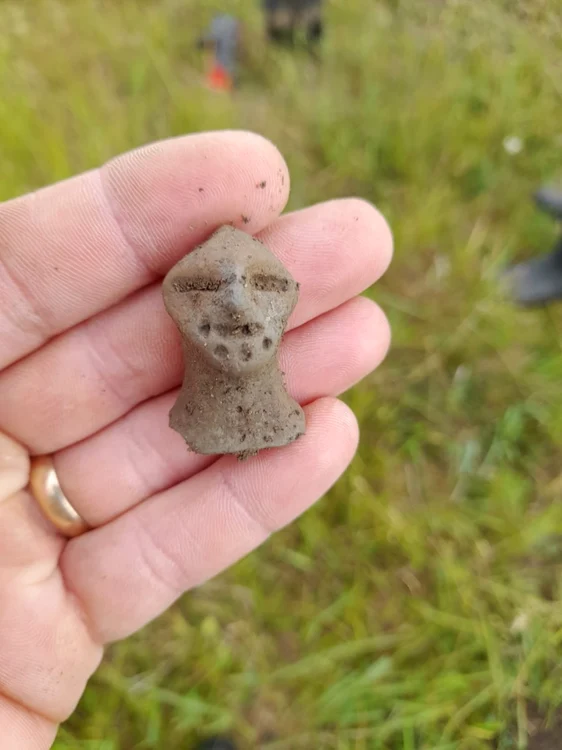 Fragmentul de statuetă a fost descoperit în prima zi a săpăturilor pe şantierul din Urlaţi FOTO Muzeul Judeţean de Arheologie Prahova