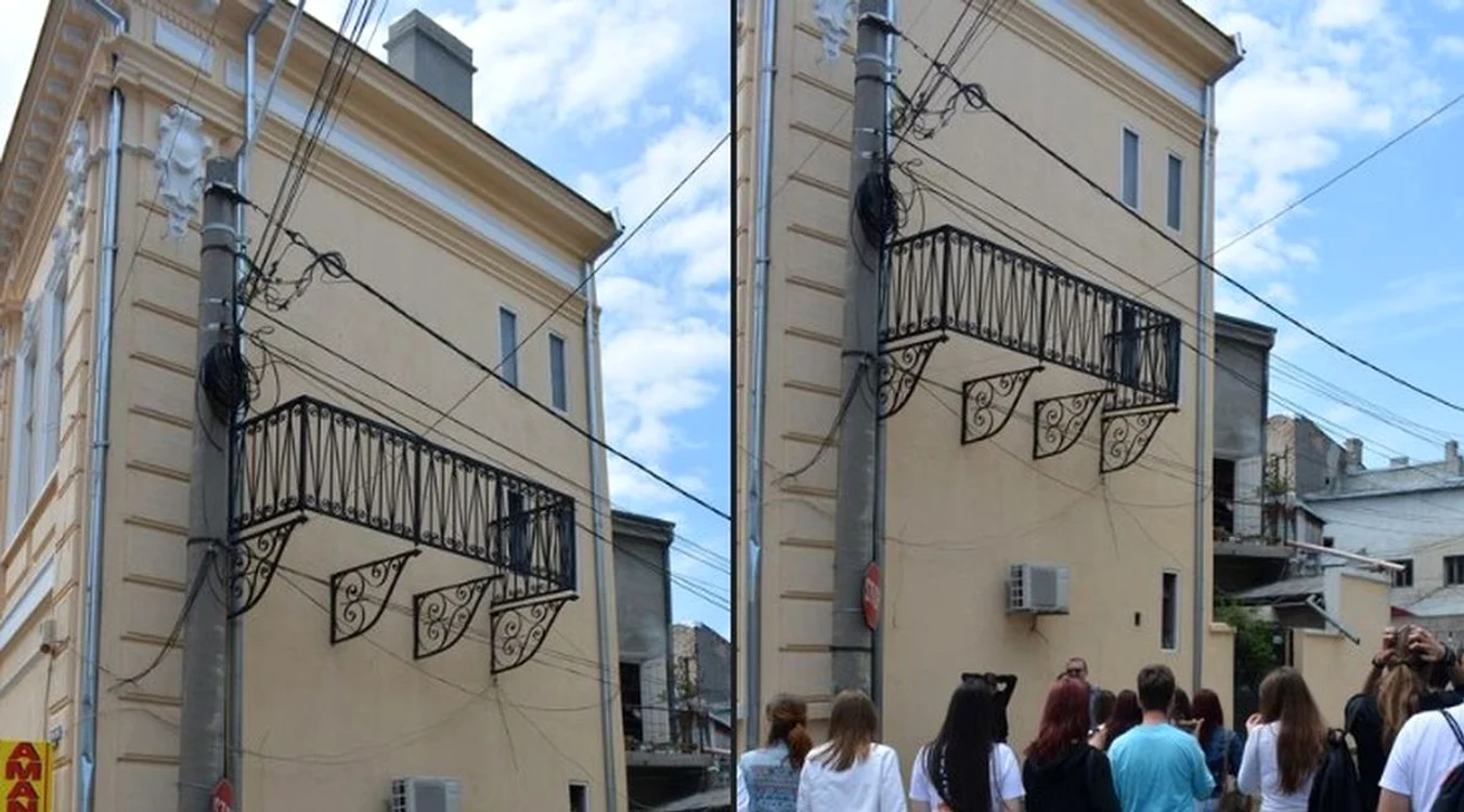 Un balcon din Brăila, devenit viral pe Internet, a ajuns obiectiv turistic / Foto: Facebook
