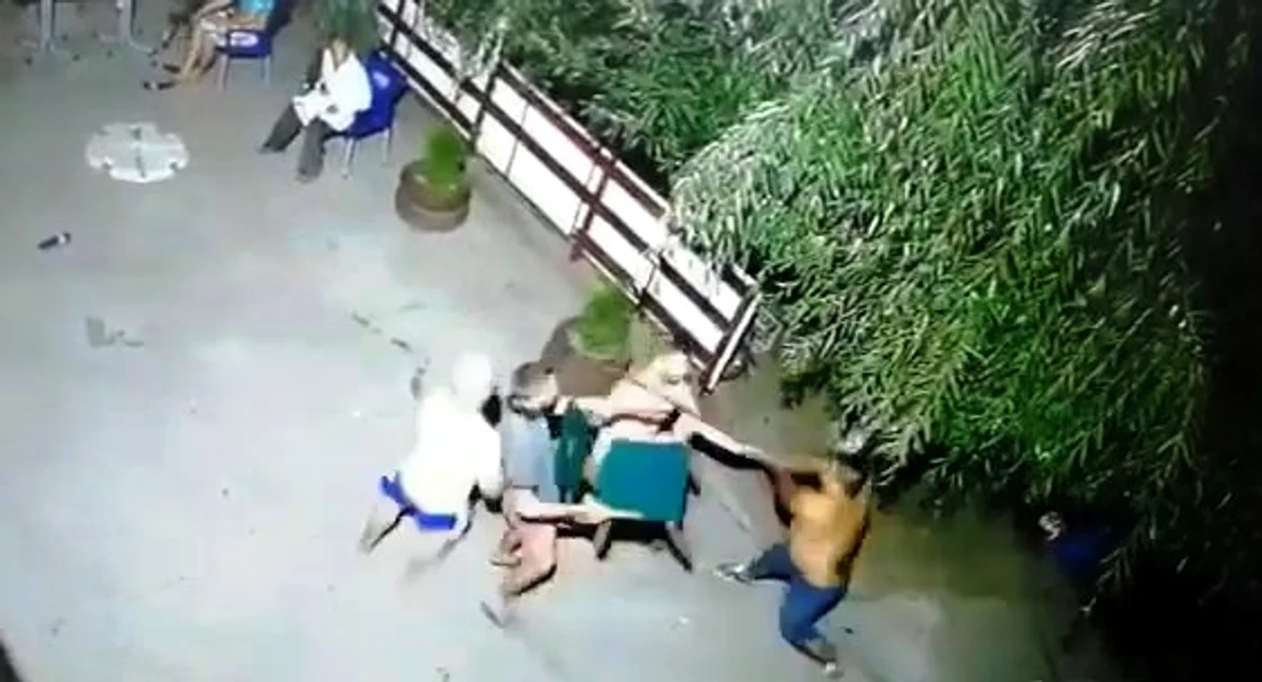 Unul dintre tineri cade lat după ce încasează o ulucă în zona capului FOTO IPJ Dâmbovița