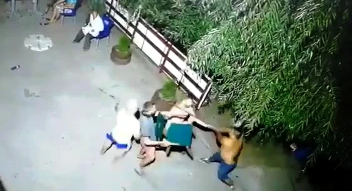 Unul dintre tineri cade lat după ce încasează o ulucă în zona capului FOTO IPJ Dâmbovița
