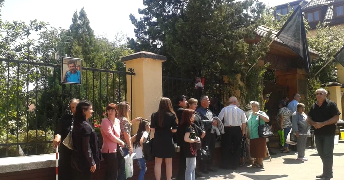 Peste 100 de persoane s-au adunat deja la Biserica din Groapă unde va fi înmormântat milionarul Ilie Vonica FOTO: Ramona Găină