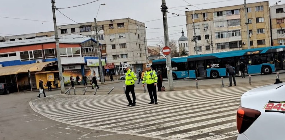 Polițist local din Galați lovit de un bărbat beat, chiar în curtea Secției de Poliție