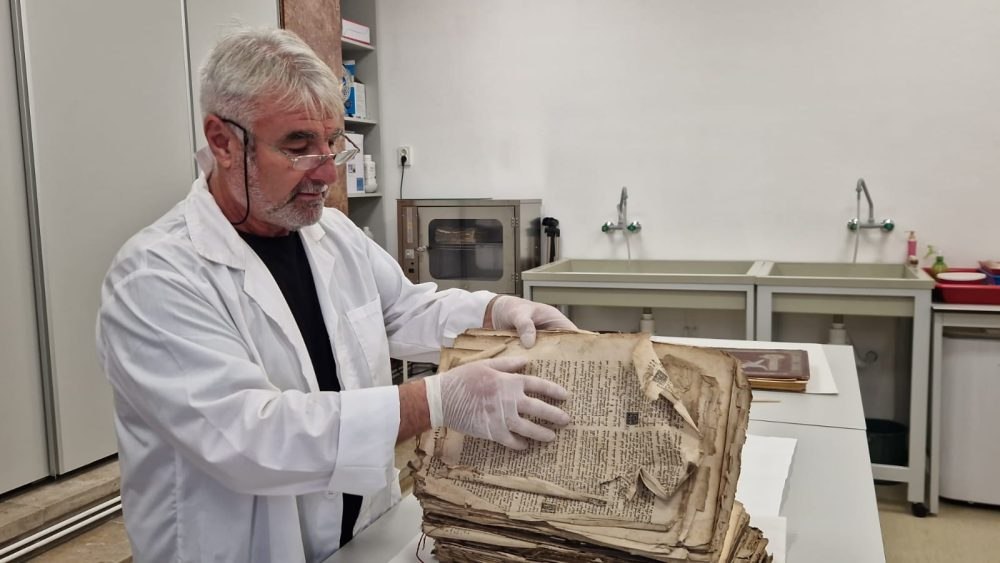 Exemplar foarte valoros al „Bibliei de la Blaj”, vechi de aproape 230 de ani, restaurat filă cu filă la Alba Iulia
