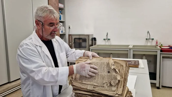 Cartea veche de peste 200 de ani este restaurată la Alba Iulia FOTO alba24.ro