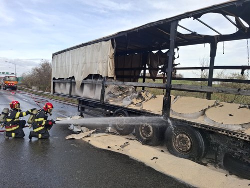 Blocaj total pe Autostrada Soarelui. Un TIR a luat foc, iar ce transporta a pus autoritățile pe jar. 4 La măsurătorile CBRN, nu a fost identificat niciun compus toxic. FOTO ISU Ialomița