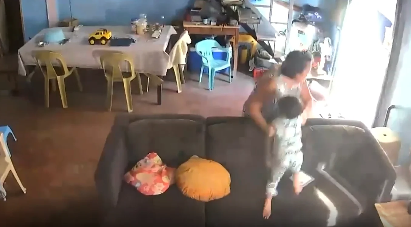Momentul în care bunica își ia nepotul în brațe FOTO captură video reddit
