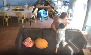 Momnetul când o bunica isi ia nepotul in brate png FOTO captură video Reddit