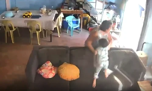 Momnetul când o bunica isi ia nepotul in brate png FOTO captură video Reddit