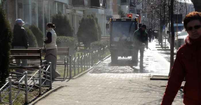 Curăţenie de primăvară la Slatina... (FOTO: Adevărul)