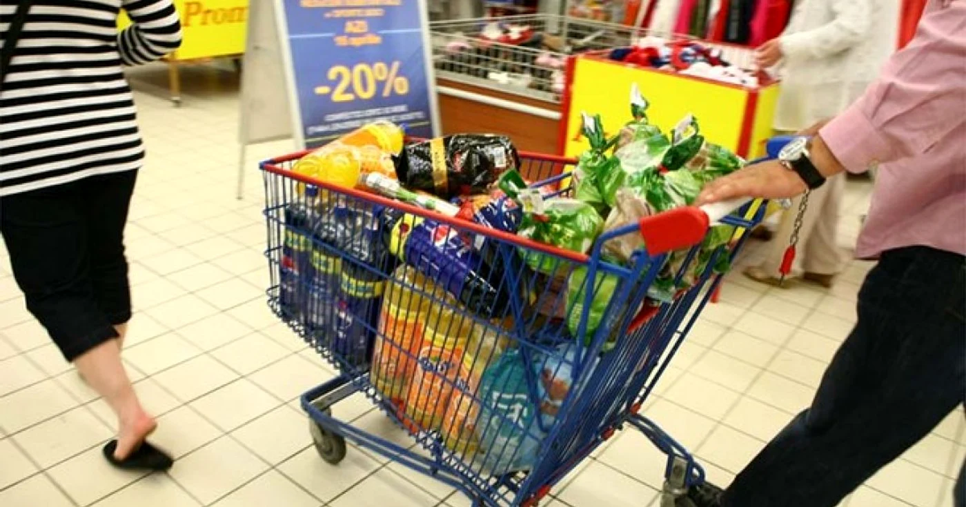 Și-a uitat banii în coșul de cumpărături