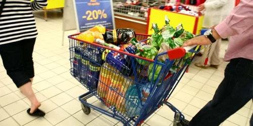 Și-a uitat banii în coșul de cumpărături