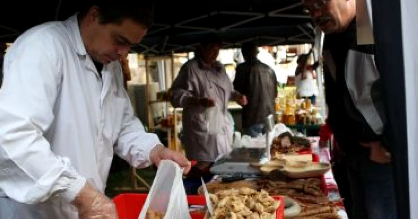 Braşov: Jumările şi ţuica au făcut senzaţie la deschiderea Slow Food (FOTOGALERIE)