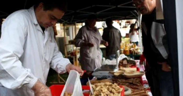 Braşov: Jumările şi ţuica au făcut senzaţie la deschiderea Slow Food (FOTOGALERIE)