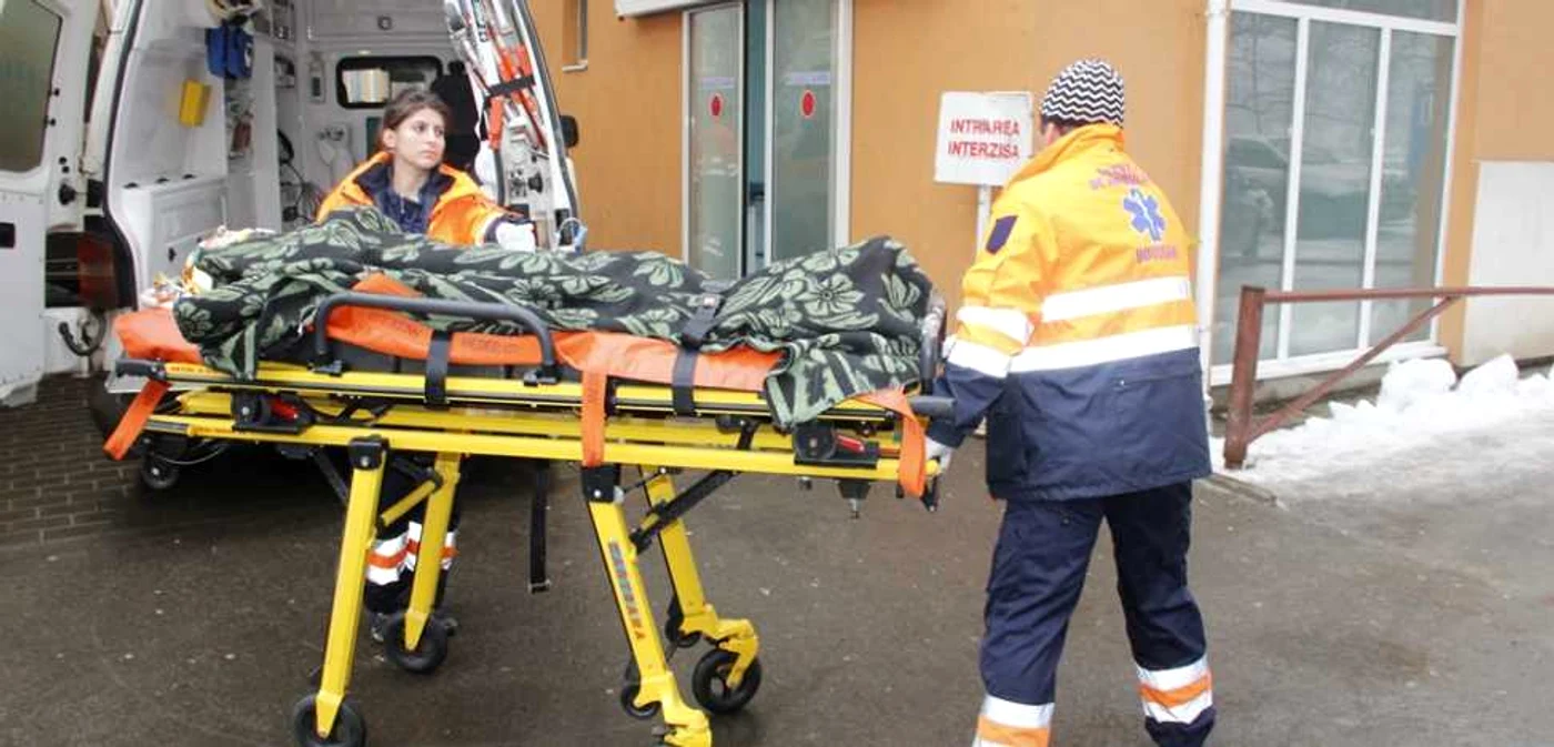Tânărul a fost dus de urgenţă la spital. FOTO: Arhivă