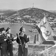 Militarii din infanteria marină a Flotei Pacificului arborează drapelul la Port Arthur foto wikipedia png