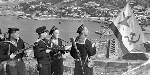 Militarii din infanteria marină a Flotei Pacificului arborează drapelul la Port Arthur foto wikipedia png