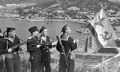 Militarii din infanteria marină a Flotei Pacificului arborează drapelul la Port Arthur foto wikipedia png