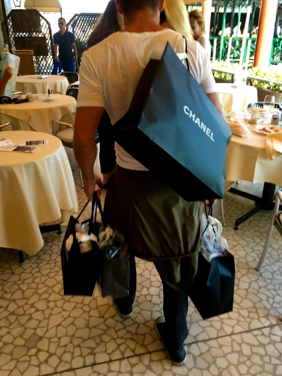 Austriacul este nevoit să îi care toate cumpărăturile iubitei lui