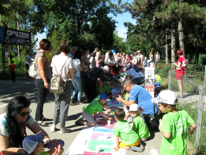 Mii de copii au pictat astăzi pentru a intra în Cartea Recordurilor Foto: Valentin Trufaşu