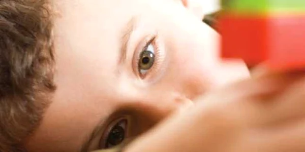 Copilul afectat de autism se joacă singur, prin gesturi repetitive