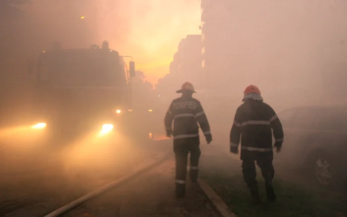 Pompierii au stinsşi al doilea incendiu provocat de boschetari la blocul A1 Foto: arhivă