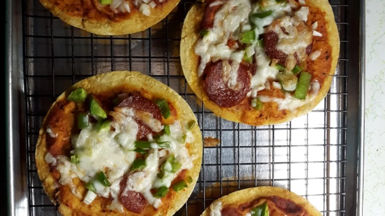 Baby pizza din tortilla jpeg