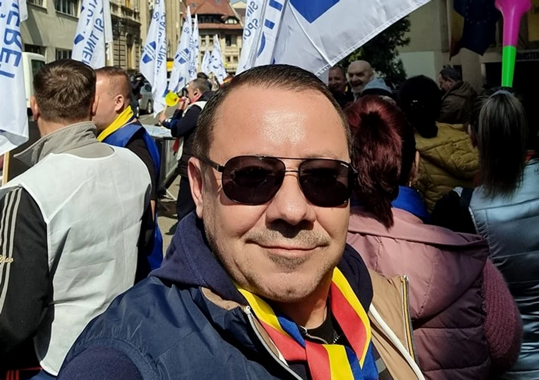 Mihai Prunariu a protestat în fața sediului Ministerului Tineretului Foto: Mihai Prunariu/Facebook