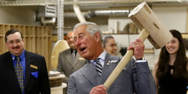 Printul Charles se joaca cu un ciocan de lemn în timpul unui turneu printr-o expoziţie de tâmplărie pentru reabilitarea patrimoniului la Colegiul Holland in Charlottetown Canda FOTO Reuters