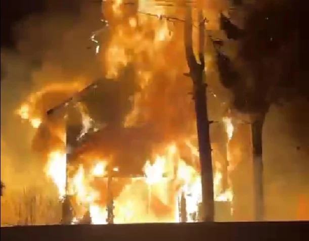 Incendiu puternic în Mureș: o casă de lemn a fost cuprinsă de flăcări. Focul se extinde la o a doua locuință