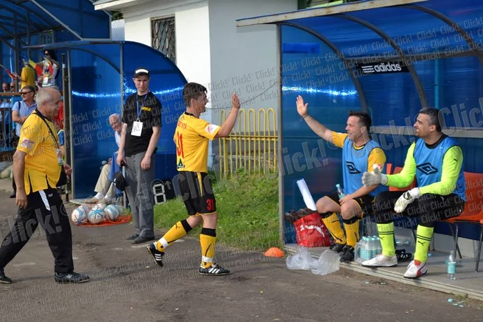 Echipa artiştilor români beneficiază de serviciile foştilor fotbalişti Robert Niţă şi Daniel Chiriţă.