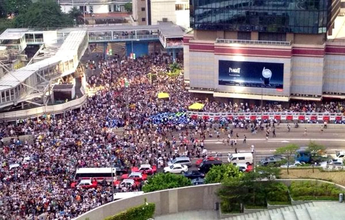 
    Protestele din Hong Kong au degenerat şi poliţia a intervenit în forţăFoto Twitter  