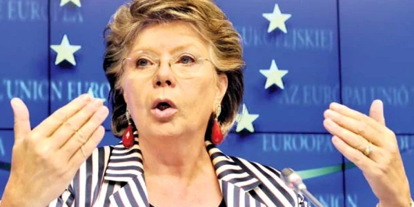 Viviane Reding,  vicepreşedintele  Comisiei Europene, stă cu ochii  pe ţara noastră