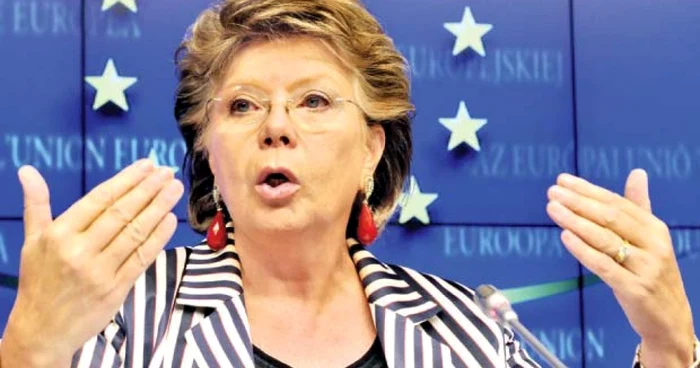 Viviane Reding,  vicepreşedintele  Comisiei Europene, stă cu ochii  pe ţara noastră