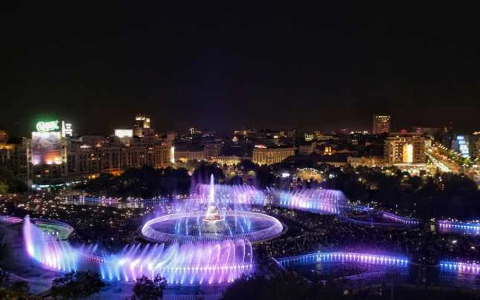 Persoane participă la evenimentul de redeschidere a fântânilor din Piata Unirii din Bucureşti FOTO Inquam Photos Octav Ganea