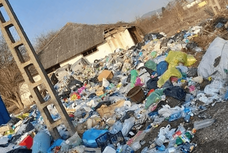 O clădire sufocată de gunoaie înfurie Garda de Mediu. Comisarii au aplicat o amendă de 50.000 de lei 