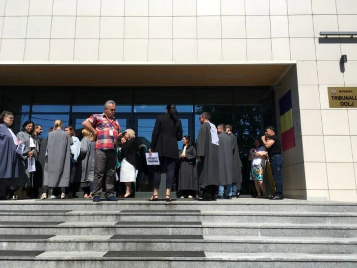 Protestul la Tribunalul Dolj a durat o oră