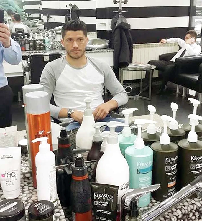 Cristian Tănase  (Dodel, 28 de ani): “Fotbalistul vine la două săptămâni, îşi lasă barbă, dar şi-o  tunde foarte repede. Îi place să fie aranjat, la cămaşă şi la cravată”.