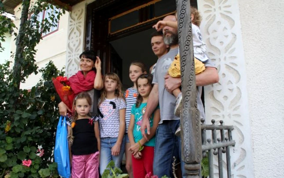 Svetllana şi Andrej s-au mutat alături de cei 7 copii într-o comună de la munte din Bistriţa-Năsăud