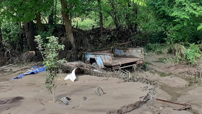 Autoutilitară luată de viituri în Budeşti - Vâlcea Foto Gaby Henning