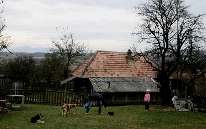 Casa familiei este la câţiva kilometri distanţă de sat FOTO Andreea Vilcovschi