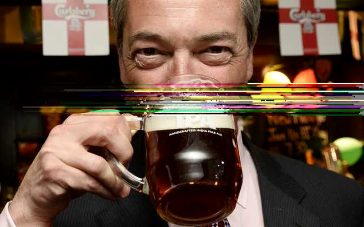 Nigel Farage a sărbătorit victoria la europarlamentare cu o halbă de bere. FOTO Reuters