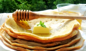 clatite cu unt si miere de albine jpeg