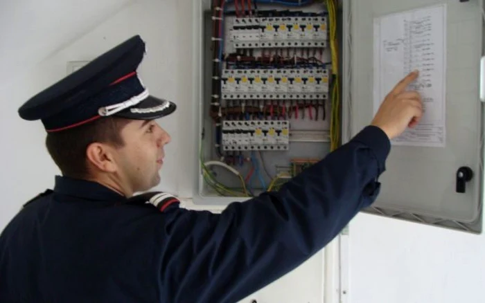 Pompierii verifică respectarea condiţiilor de securitate din secţiile de votare Foto: Arhivă