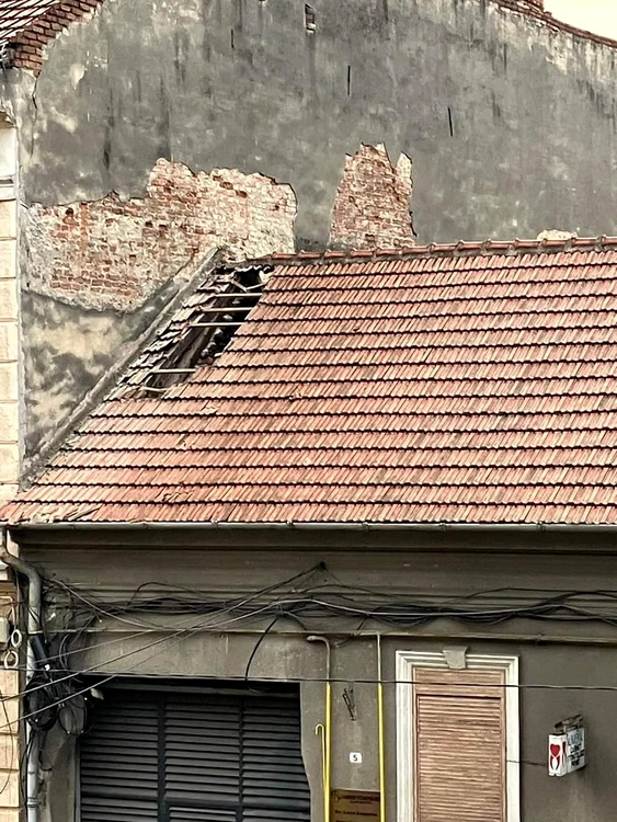 La unele case a zburat acoperișul FOTO Facebook