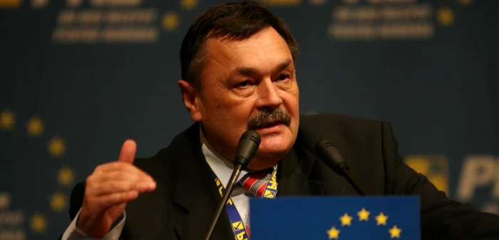 Deşi are casă, Victor Paul Dobre preferă cazarea de la Parlament