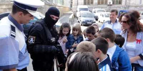 “Nenea, îi bateţi pe toţi cei care încalcă legea ?”