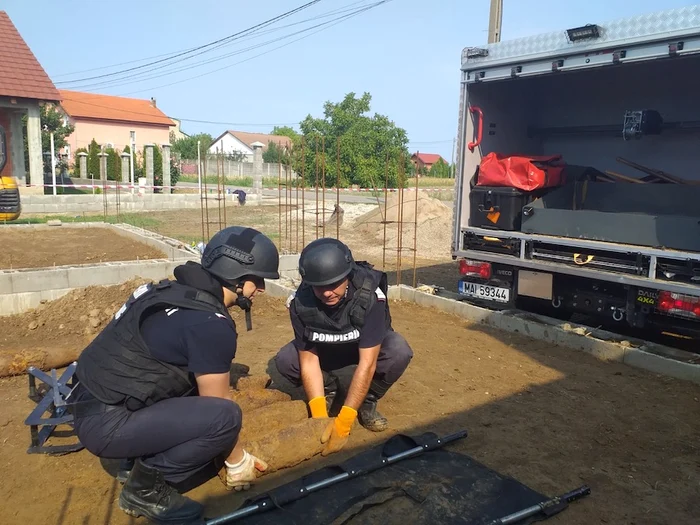 Pirotehniştii au izolat întreaga zonă. Locuitorii au fost evacuaţi. FOTO: ISU Crişana