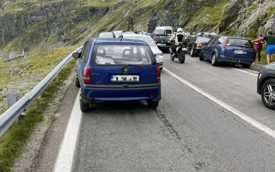VIDEO Trafic blocat pe Transfăgărășan din cauza mașinilor parcate